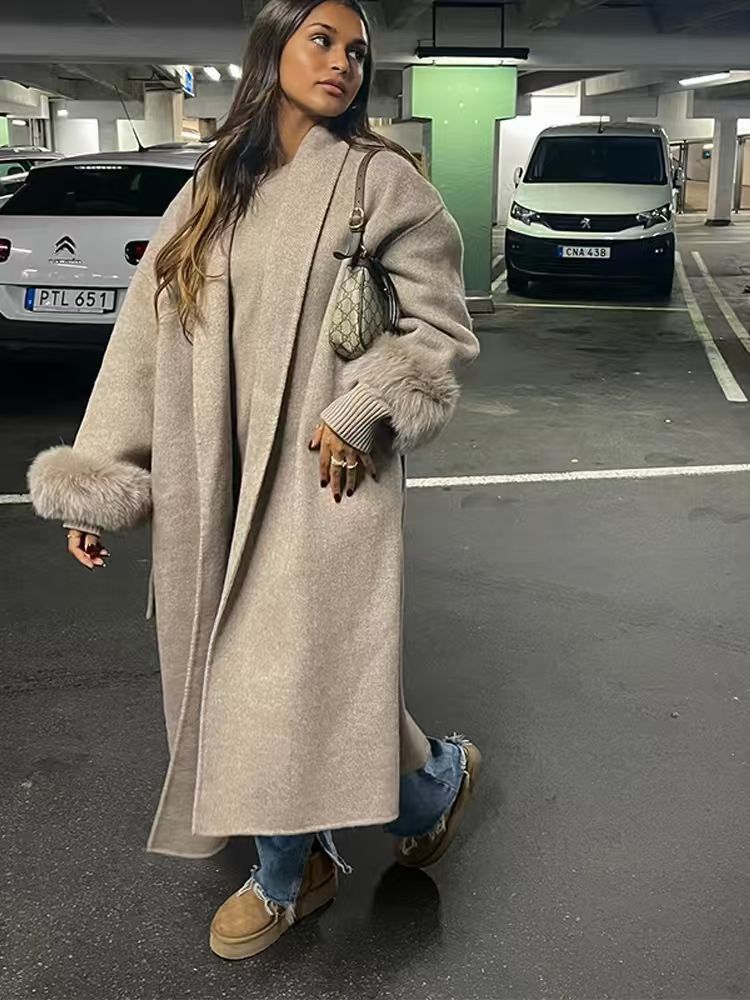 Damen Eleganter Wollmantel mit luxuriösen Pelzärmeln EB