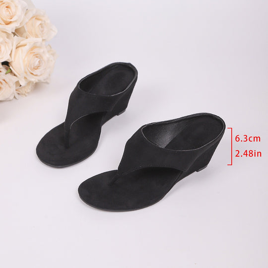 Damen Wedge-Pantoletten mit eleganter Zehentrenner-Optik und weichem Obermaterial EB