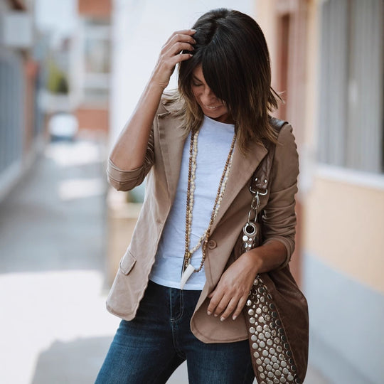 Damen Eleganter Blazer mit strukturierten Details und slim-fit Schnitt EB