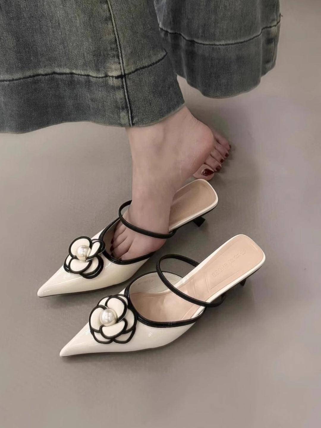 Damen Slingback Mules mit floralem Design und Perlenakzent EB