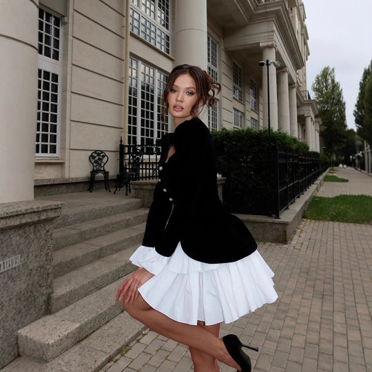 Damen festliches Kleid mit elegantem Schwarz-weiß-Design und Rüschenabschluss EB