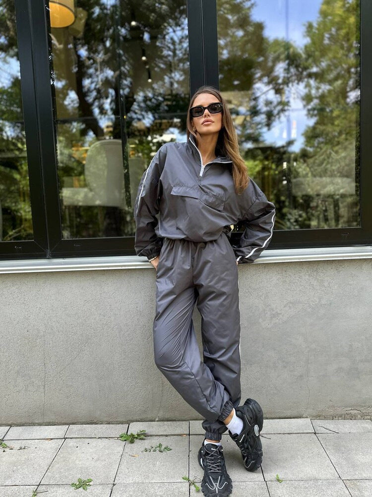 Damen Sportliches Set aus leichtem Material mit Reißverschluss EB