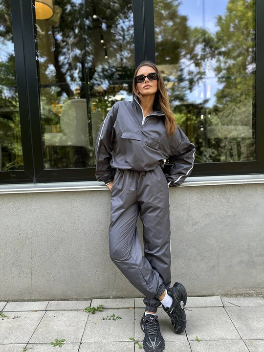 Damen Sportliches Set aus leichtem Material mit Reißverschluss EB