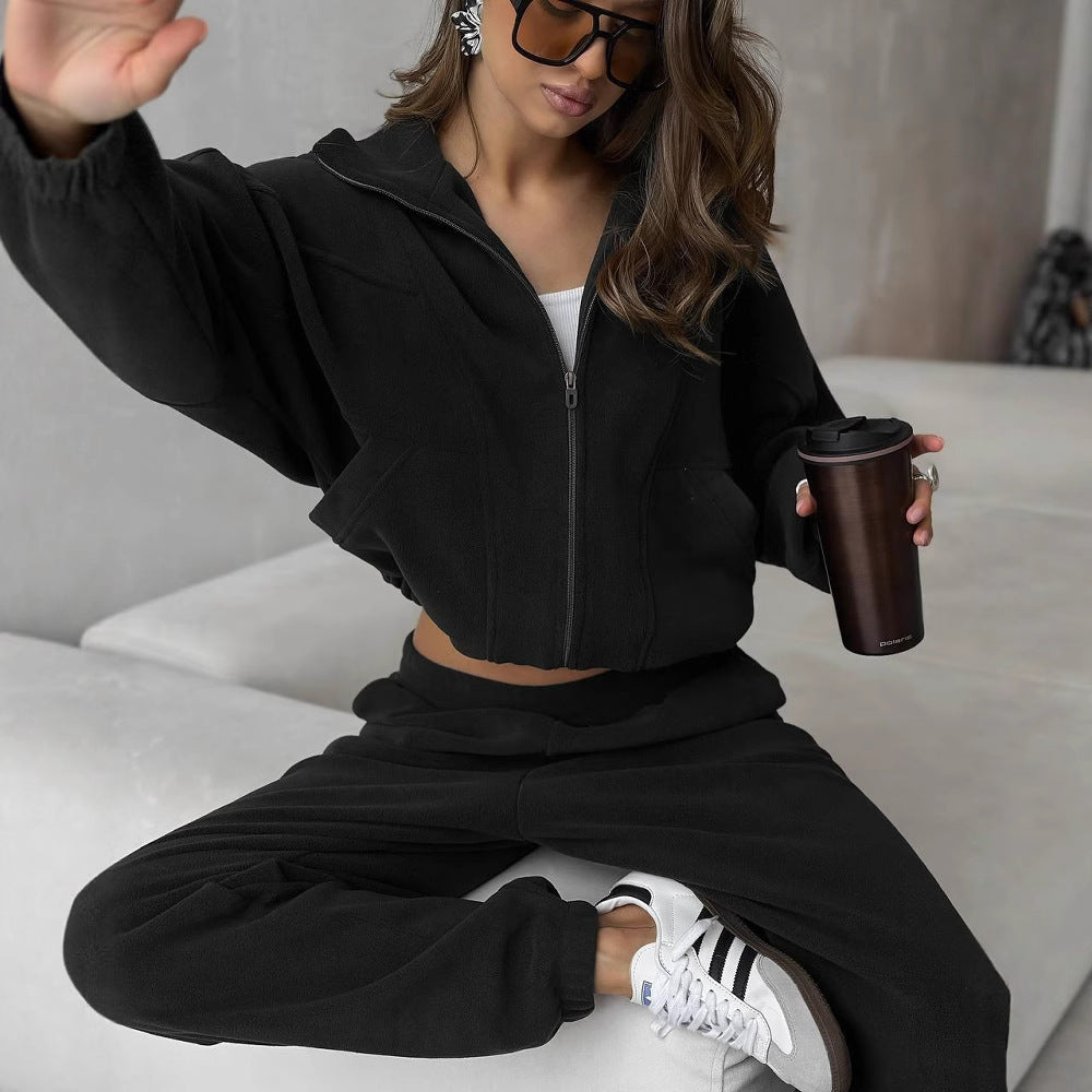 Damen kurzes Reißverschluss-Hoodie mit elastischem Bund und schmal zulaufender High-Waist-Jogginghose aus schwerem French-Terry Eichborn Berlin