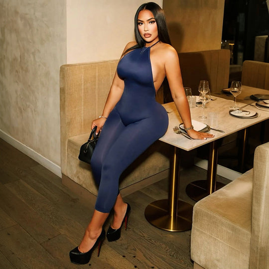 Damen Eleganter und figurbetonter Jumpsuit mit hohem Kragen und zurückhaltendem Design EB