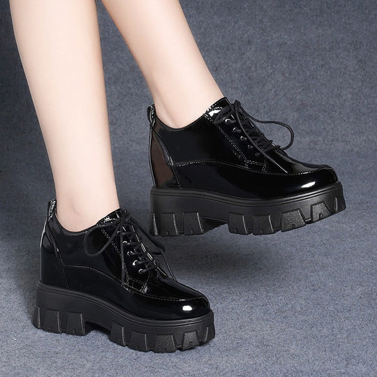 Damen Plateausneaker mit glänzender Oberfläche und robustem Sohlenprofil EB