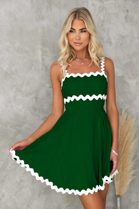 Damen Freizeitkleid mit voluminösen Rüschen und dekorativem Wellensaum EB