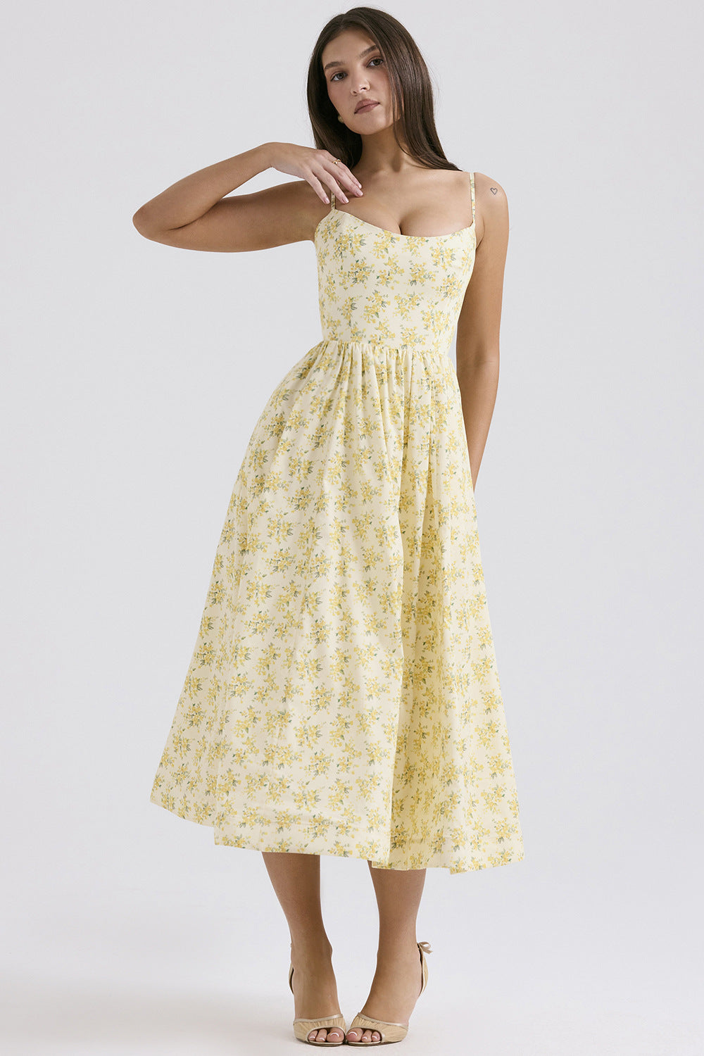 Damen Midi-Blumenkleid mit trägerlosem Stil und schwingendem Rock EB