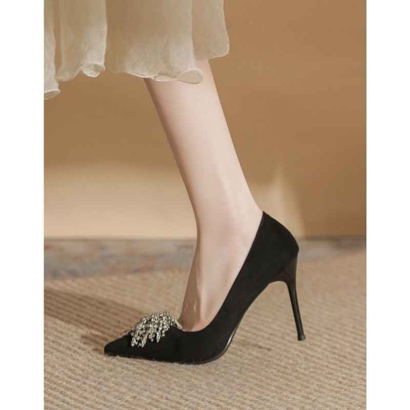 Damen elegante Pumps mit funkelnder Brosche EB