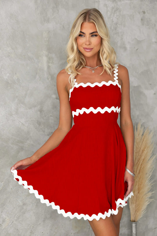 Damen Freizeitkleid mit voluminösen Rüschen und dekorativem Wellensaum EB