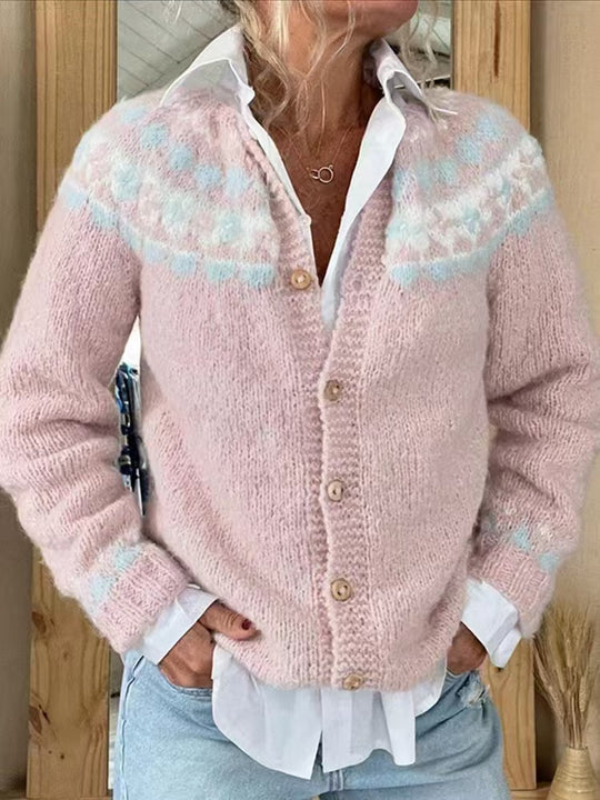 Damen nan gemusterte Strickjacke mit Rundpasse, Holzknöpfen und Eingrifftaschen EB