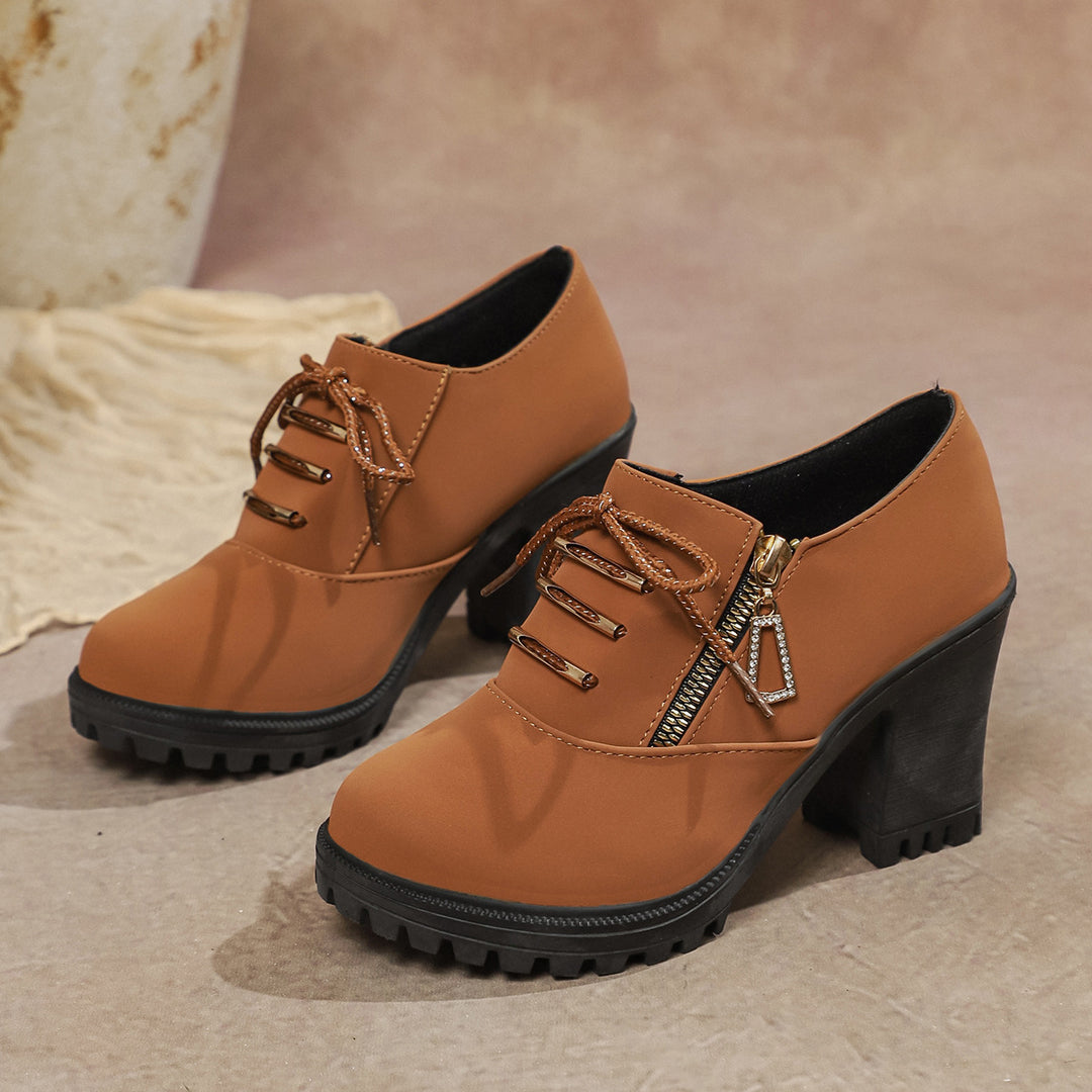 Damen nan elegante Schnür-Booties mit robustem Profilabsatz, seitlichem Reißverschluss und dekorativem Anhänger EB