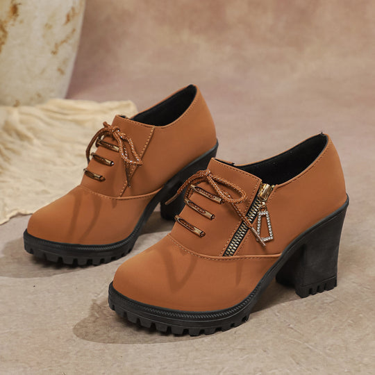 Damen nan elegante Schnür-Booties mit robustem Profilabsatz, seitlichem Reißverschluss und dekorativem Anhänger EB