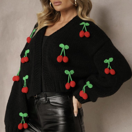 Damen Kurzcardigan aus grobem Strick mit gehäkelten Kirschen-Applikationen und V-Ausschnitt EB