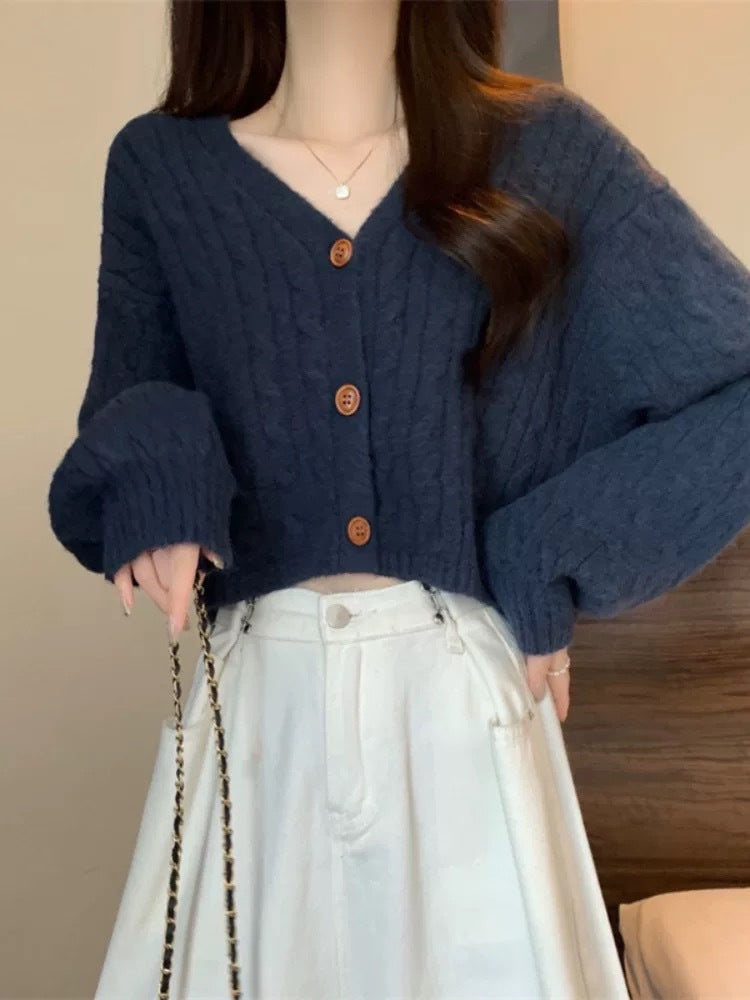 Damen Modischer kurz geschnittener Strick-Cardigan mit Zopfmuster und Knopfdetail EB