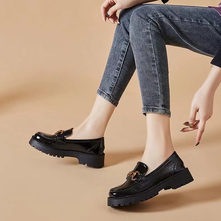 Damen Elegante Mokassins mit modischem Kettendetail und rutschfester Sohle EB