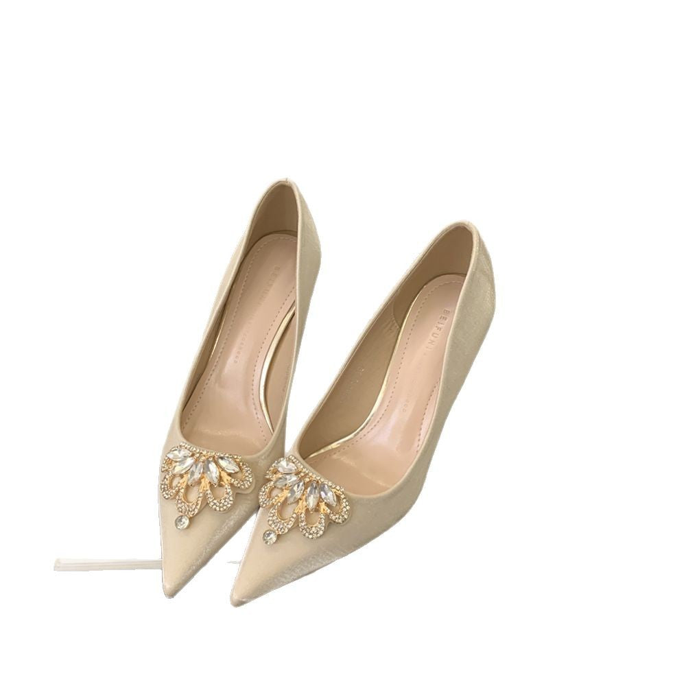 Damen Elegante High Heels mit funkelnden Perlenakzenten und schmalem Absatz EB