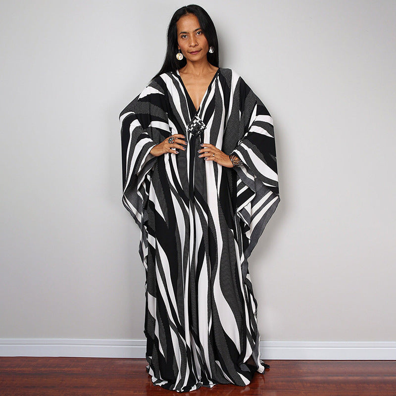 Damen Maxikleid mit kunstvollem Pfauenmuster und seitlichen Schlitzen Heidi Mode