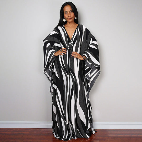 Damen Maxikleid mit kunstvollem Pfauenmuster und seitlichen Schlitzen Heidi Mode