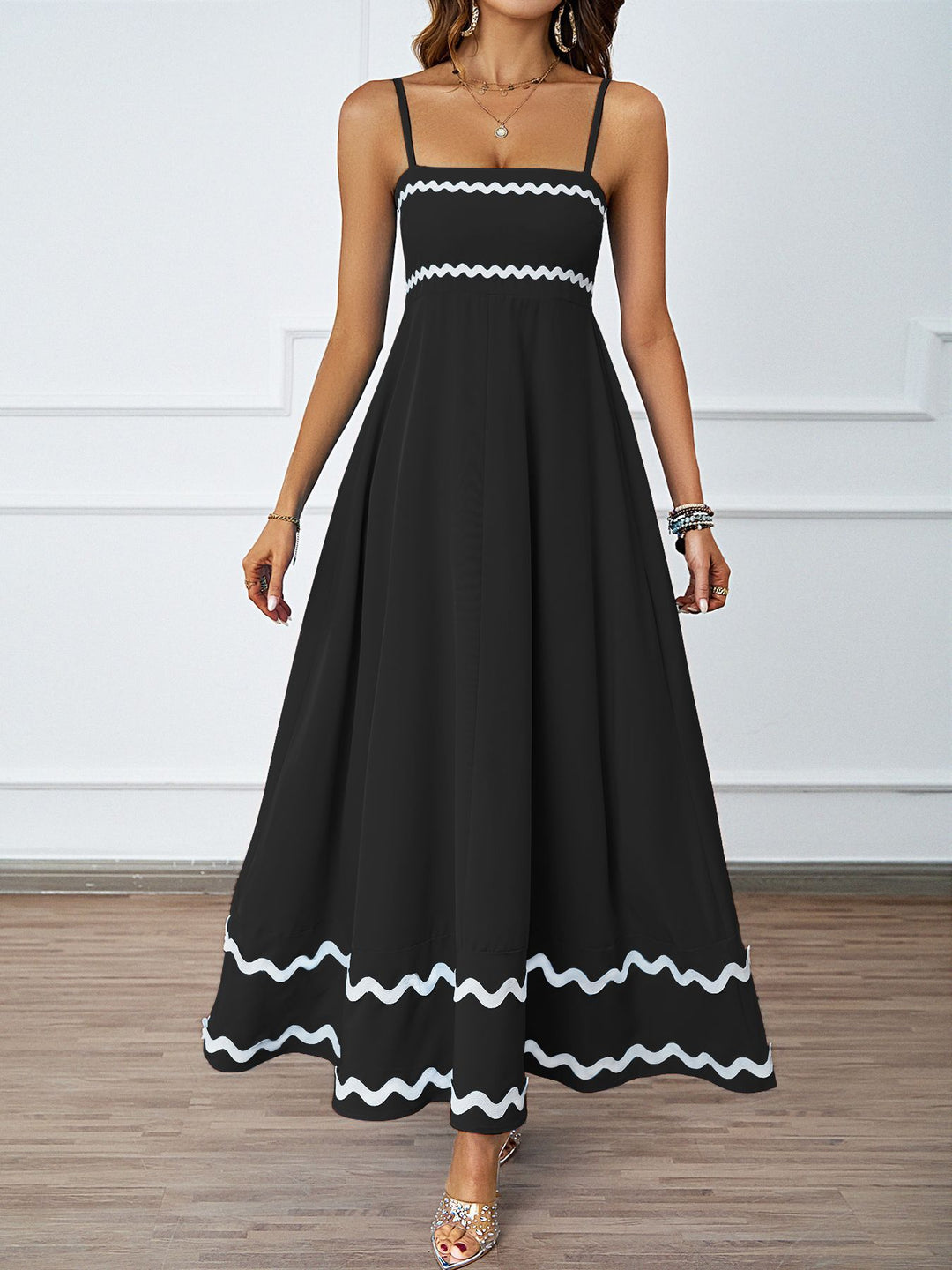 Damen Maxikleid mit schmalen Trägern und verspieltem Wellenmuster EB