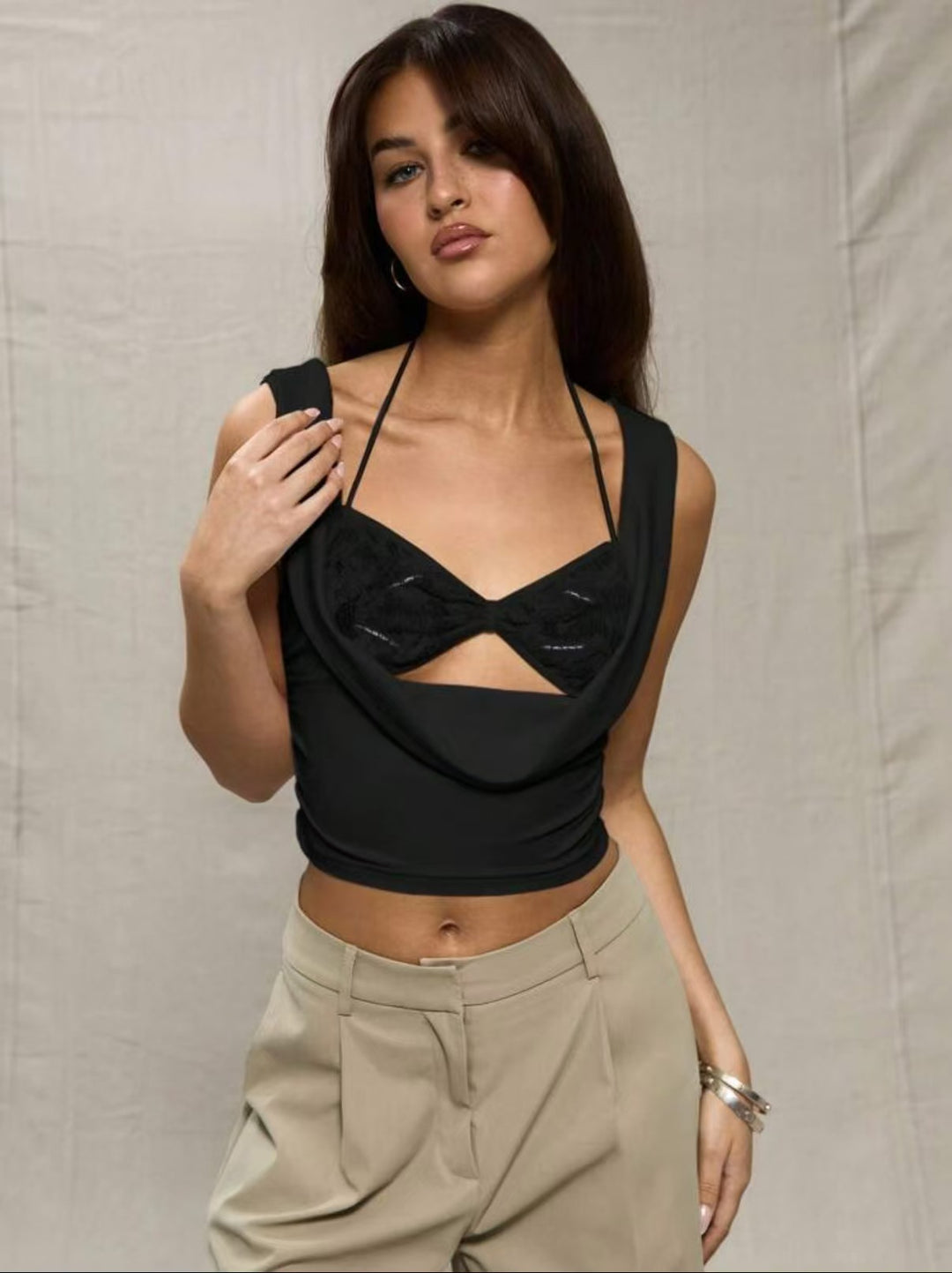 Damen Crop-Top mit verführerischen Cut-Outs und zartem Spitzeneinsatz EB