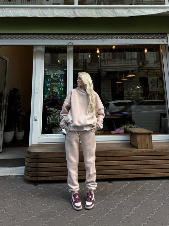 Damen kuscheliges Sweat-Set mit extralangem Kapuzenpullover, verdeckter Kängurutasche und schmal zulaufender Bündchenhose Eichborn Berlin