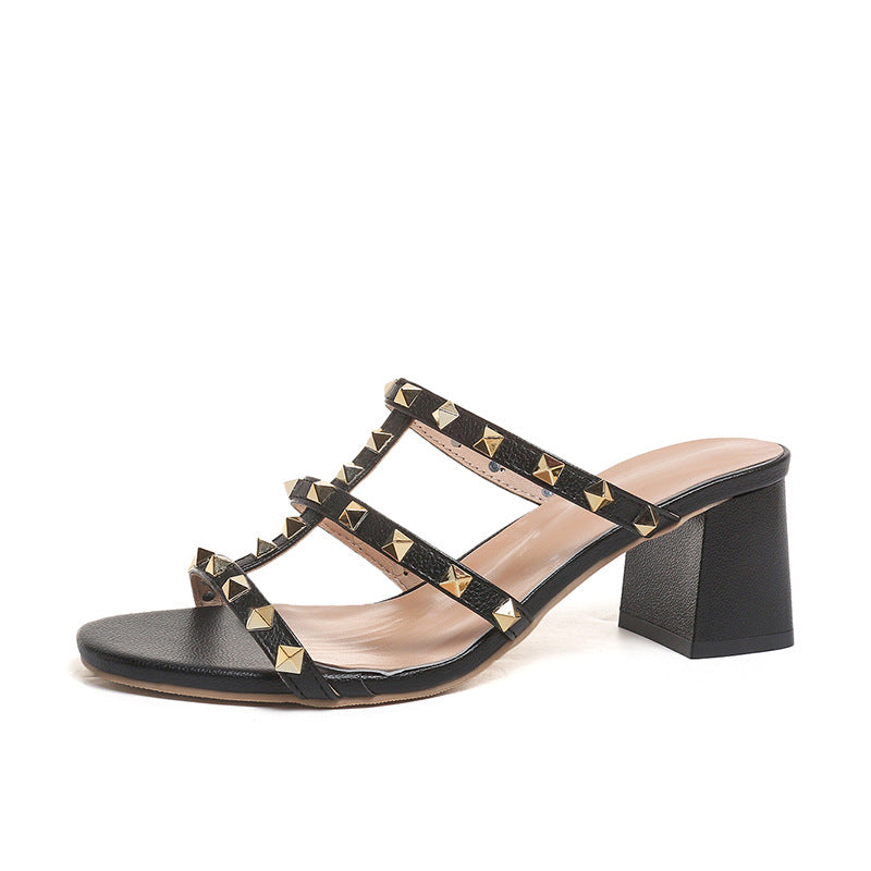 Damen Design-Sandalen mit Nietenakzenten und modernem Blockabsatz EB