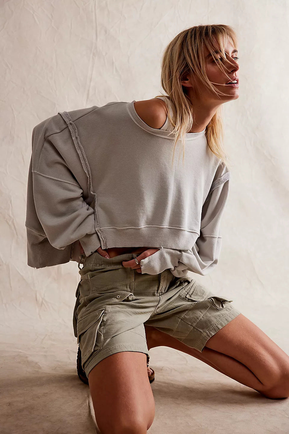Damen cropped Oversize-Sweatshirt mit Daumenloch, fransigem Saum und weitem Raglanärmel Eichborn Berlin