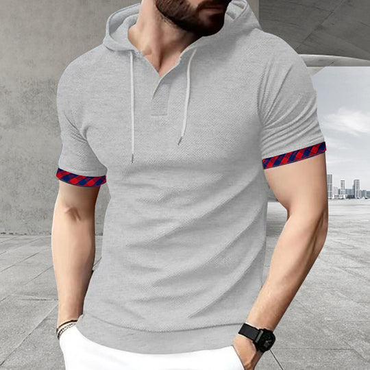 Herren nan schmal geschnittenes Kurzarm-Kapuzenshirt im Polostil mit Henley-Ausschnitt und karierter Ärmelmanschette EB