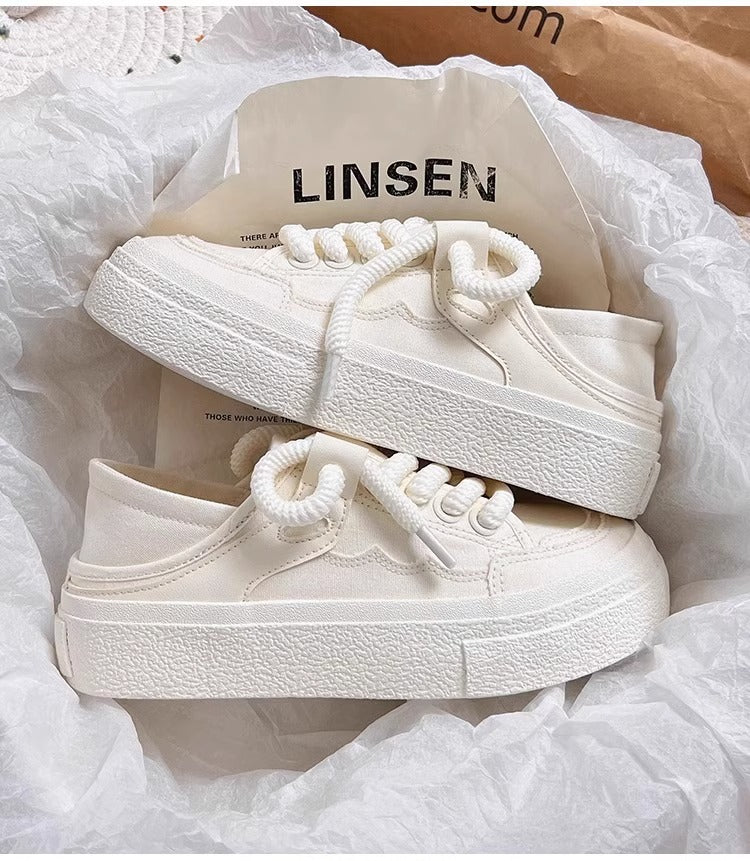 Damen Sneakers mit dickem Profil und innovativen Schnürdetails EB