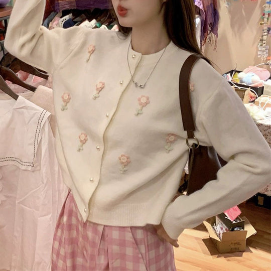 Damen Strickjacke mit kunstvollen Blumenapplikationen und eleganten Perlenknöpfen EB