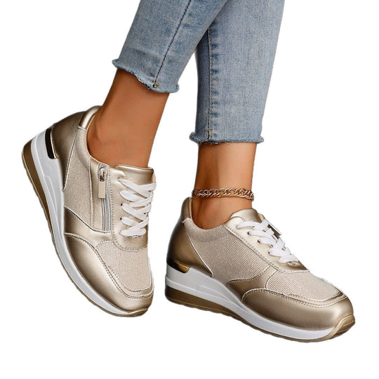 Damen  stylische Plateausneaker mit seitlichem Reißverschluss gepolstertem Komfortfußbett und dekorativen Metallic-Overlays EB