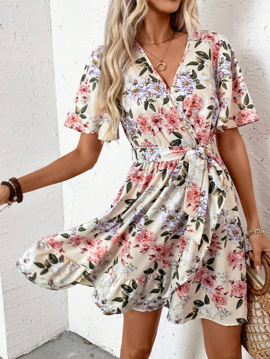 Damen Wickelkleid mit floralen Mustern und verspieltem Saum EB