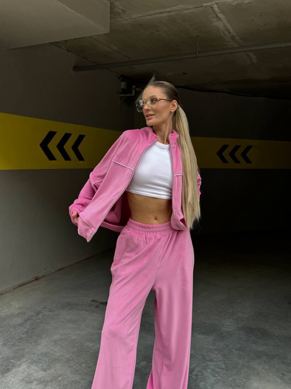Damen sportive Oversize-Fleecejacke mit diagonaler Reißverschluss-Optik und weit geschnittener High-Waist-Jogginghose Eichborn Berlin