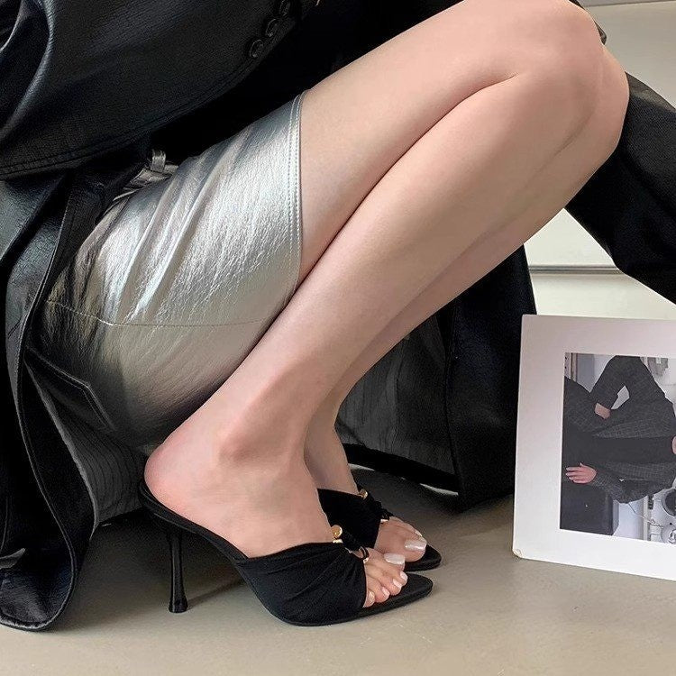 Damen elegante Mules mit geschwungenem Riemchen und zierlichen Details EB