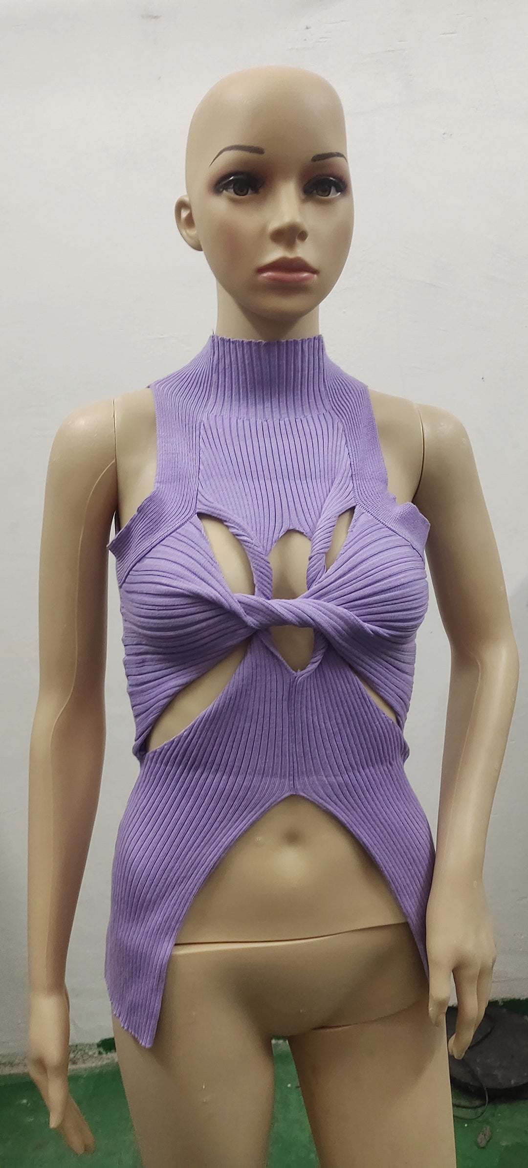 Damen figurbetontes Cut-Out Top mit hohem Kragen EB