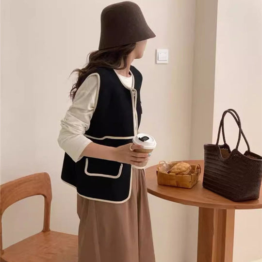 Damen Stilvolle Weste mit kontrastierenden Taschen und Knopfdetails EB