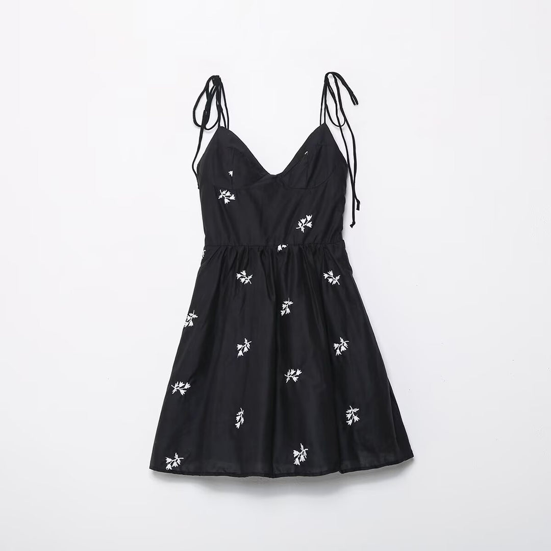 Damen Sommerkleid mit feinen Stickereien und verstellbaren Trägern EB