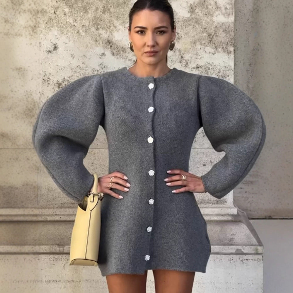 Damen Strickkleid mit voluminösen Ärmeln und eleganten Knopfdetails EB