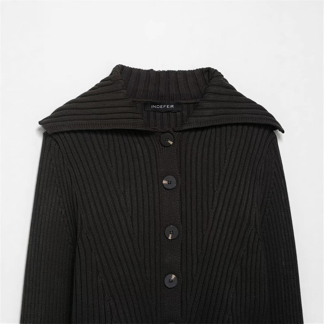 Damen Strickjacke mit breitem Kragen und modischen Knopfdetails EB