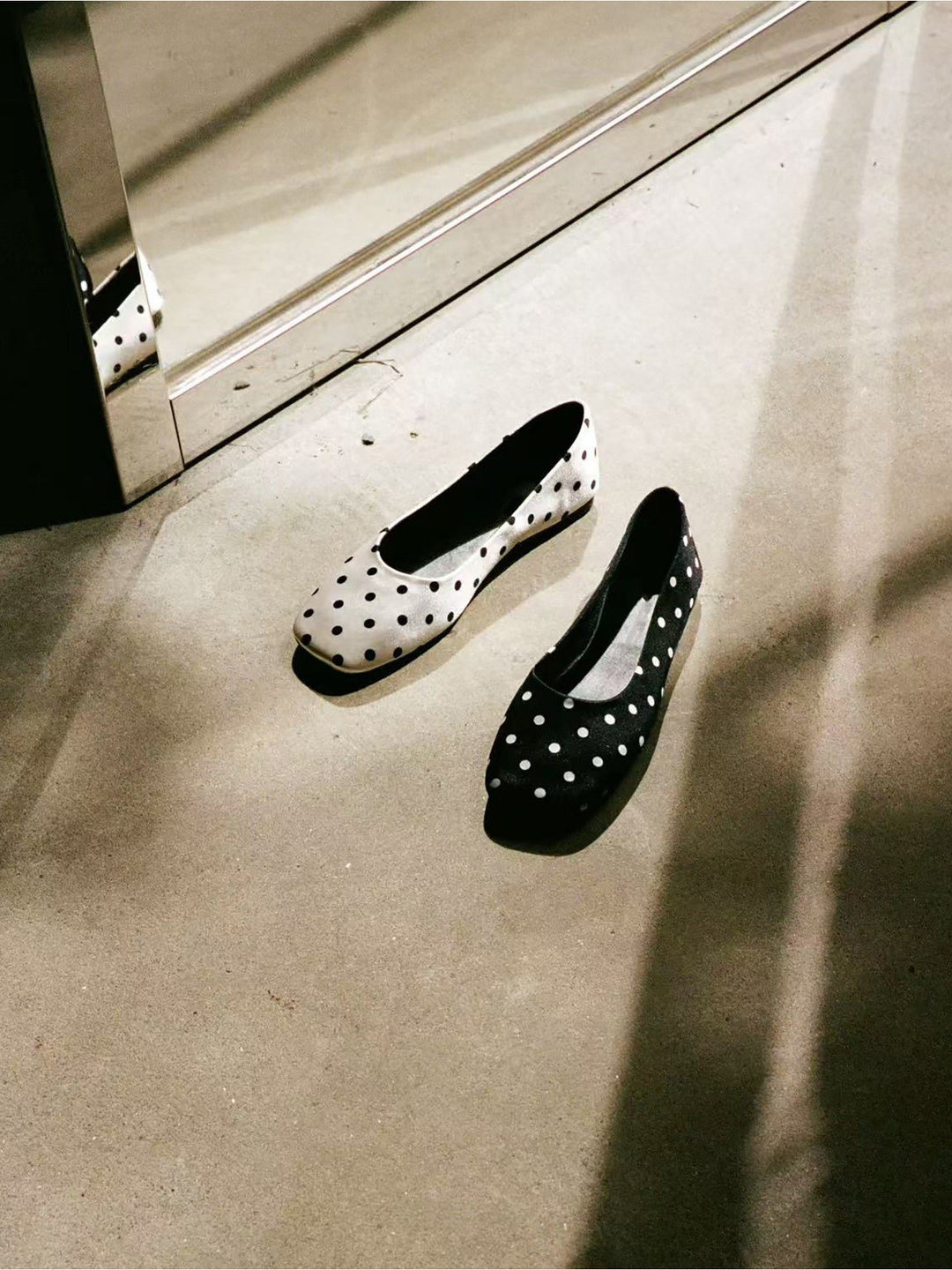 Damen Elegante und modische Ballerinas mit glänzender Oberfläche EB