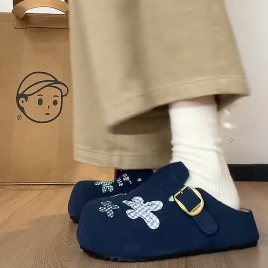 Damen Clogs mit stilvollem Schnallenverschluss und verspielten Applikationen EB
