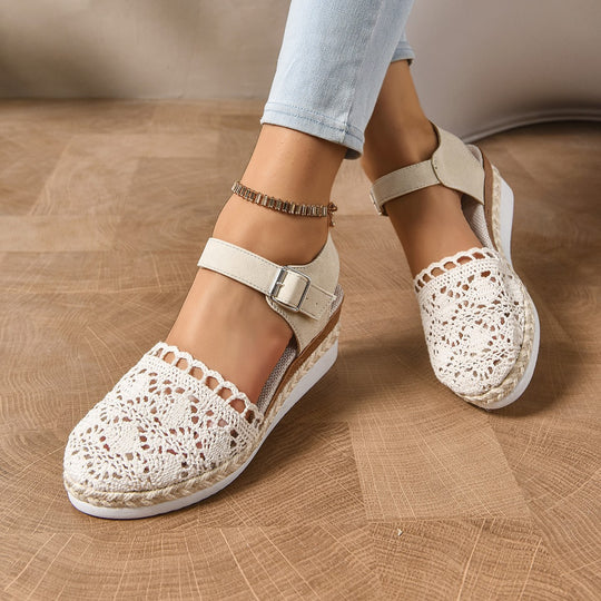 Damen  bestickte Espadrille-Pantoletten mit verstellbarem Knöchelriemen, floraler Häkel-Optik und geflochtenem Jute-Plateau EB