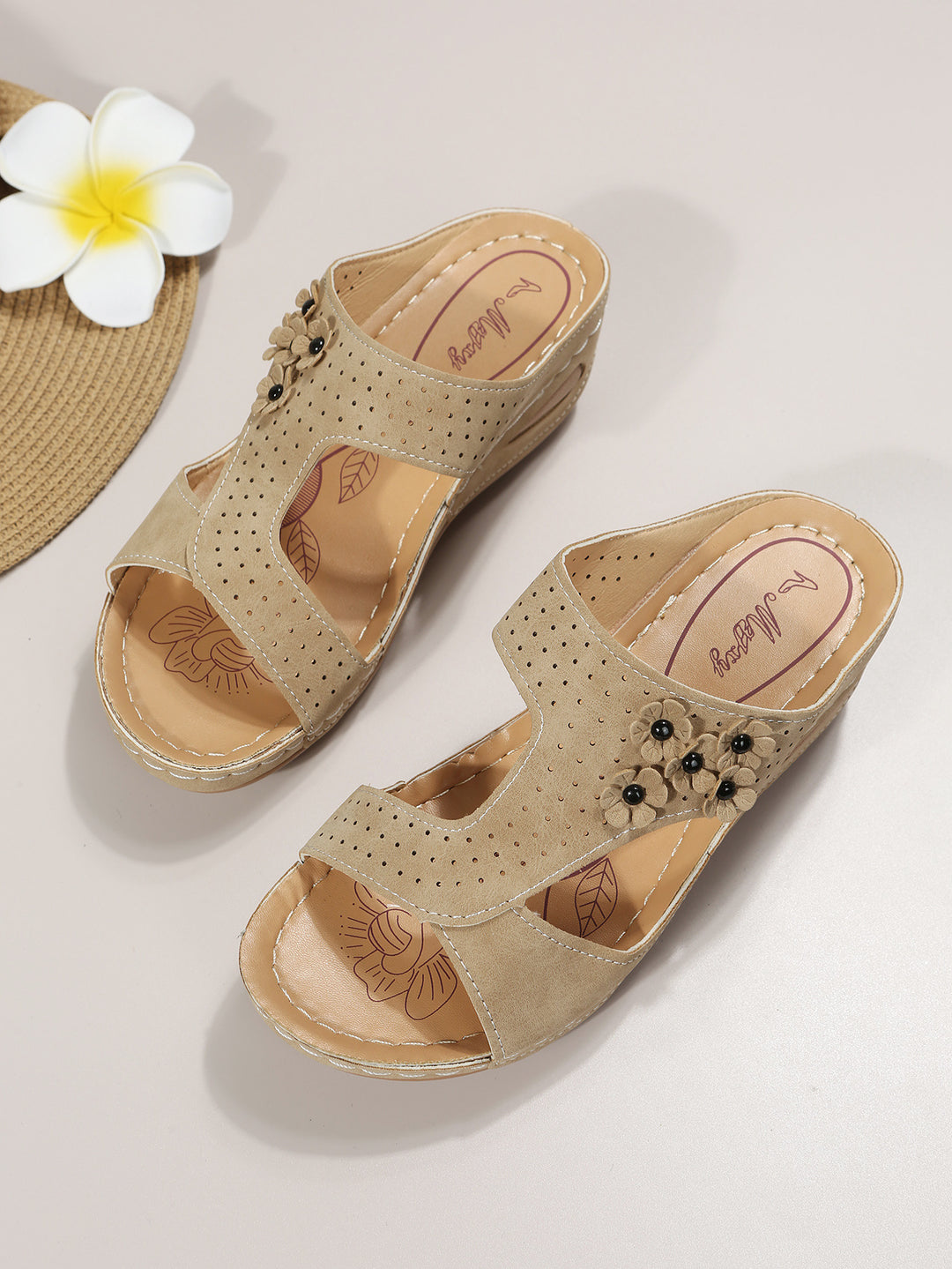Damen komfortable Sandalen mit modischem Lochmuster und floralen Akzenten EB