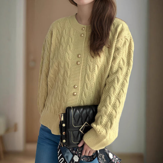 Damen Strickjacke mit eleganter Zopfmusterstruktur und dekorativen Knöpfen EB