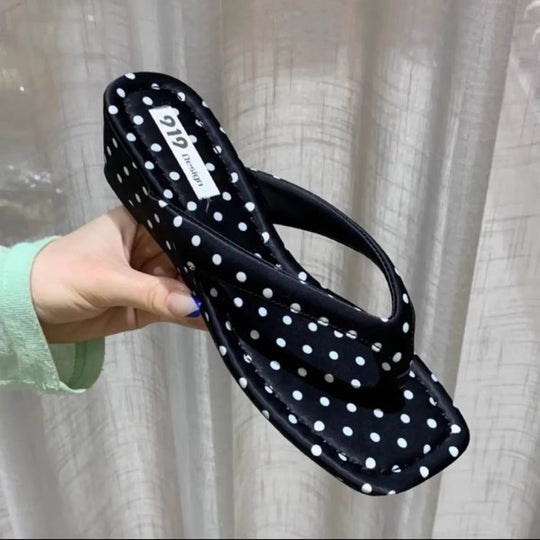 Damen komfortable Pantolette mit modischem Punktdesign EB