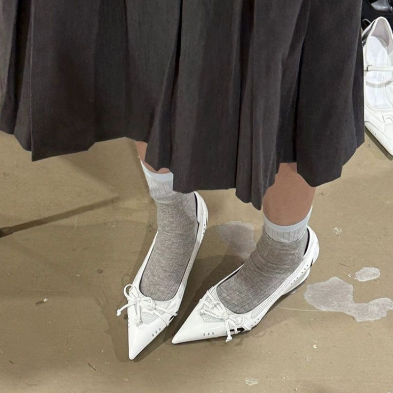 Damen elegante High Heel Ballerinas mit glänzender Oberfläche und Rüschendetail EB