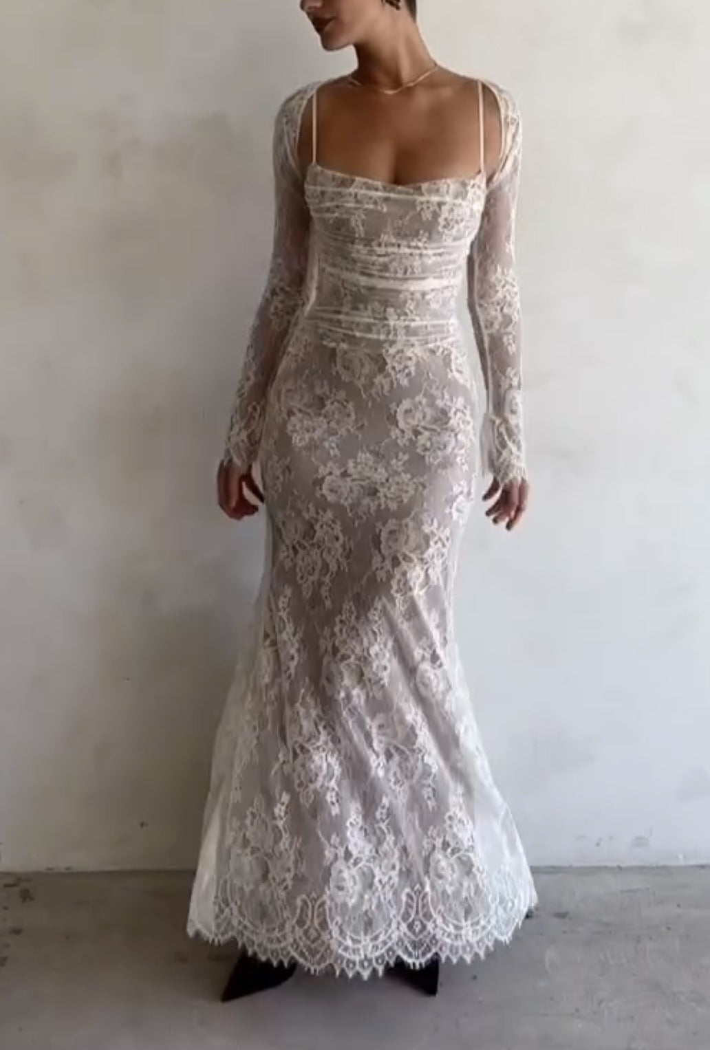 Damen Maxikleid aus zarter Spitze mit langen Ärmeln EB