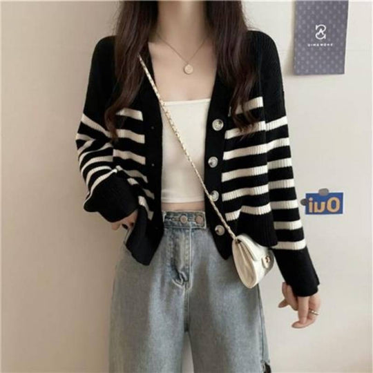 Damen gestreifte Strickjacke mit elegantem V-Ausschnitt und dekorativen Knöpfen EB