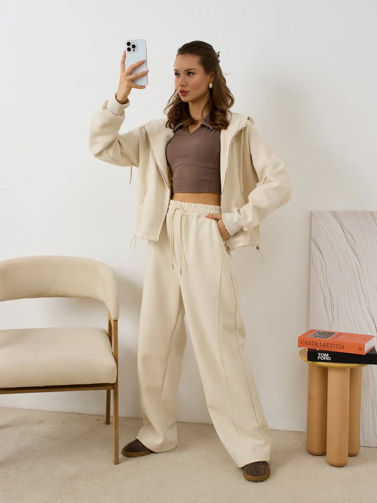 Damen Oversize-Zip-Hoodie mit Kängurutasche und hochgeschnittener Sweathose mit weiter Beinführung Set Eichborn Berlin